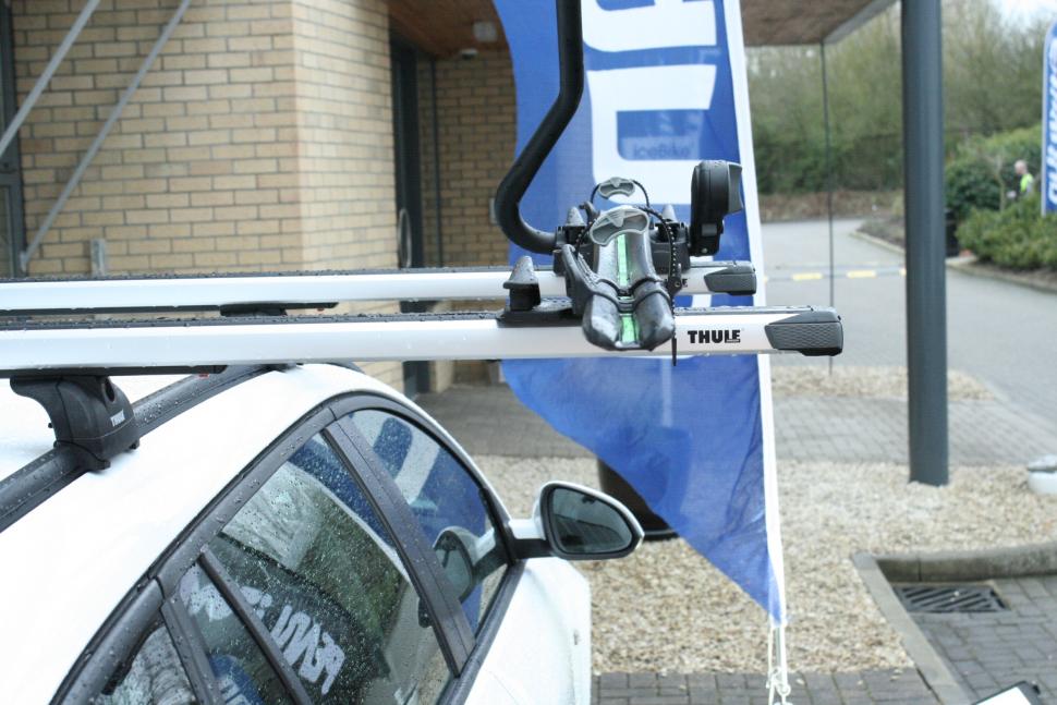 Thule sliding roof bars hot sale